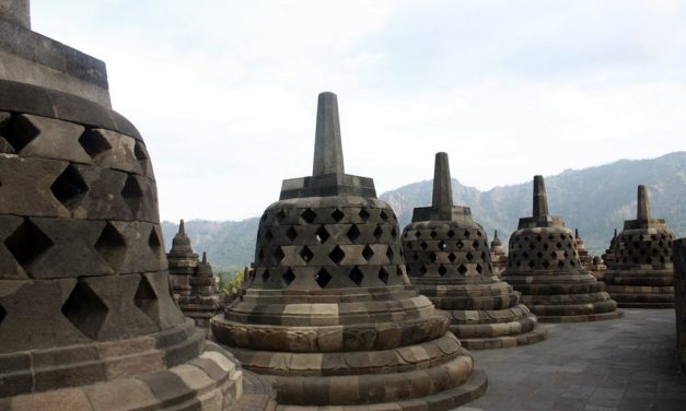 Di Candi Borobudur, Menjelang Malam